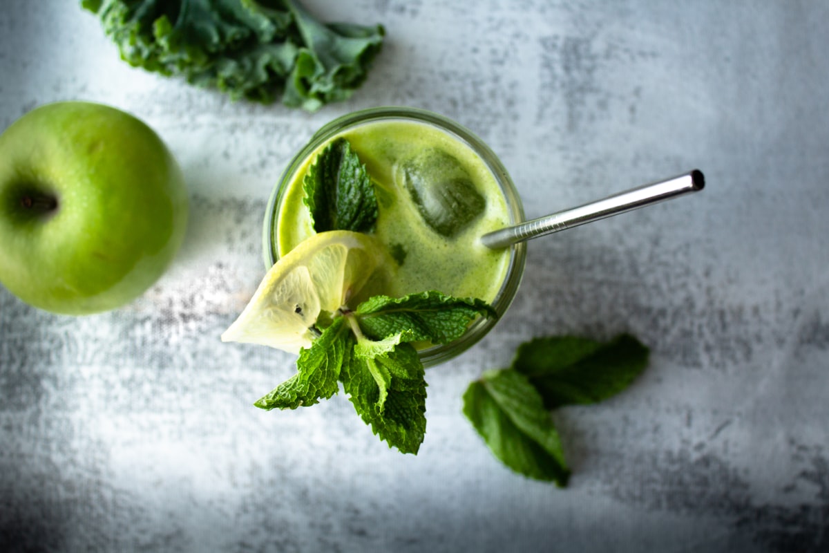 Smoothie verde cu spanac și măr